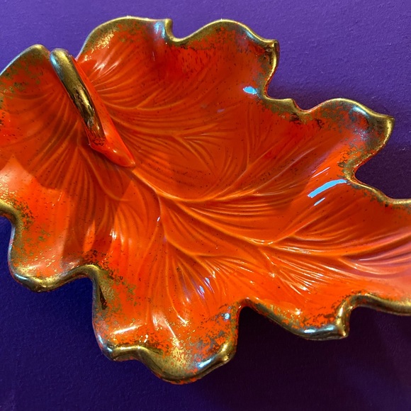 CA POTTERY VTG MCM Beautiful gilded ceramic leaf dish. No chips or cracks. - Picture 5 of 9